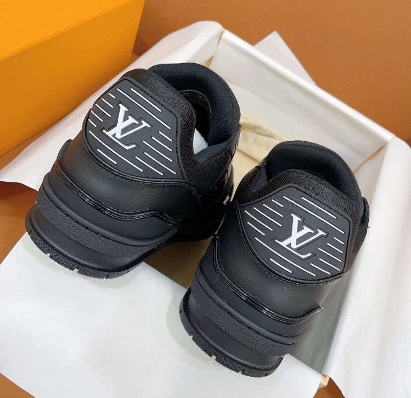 Louis Vuitton Trainer Black con monograma en relieve