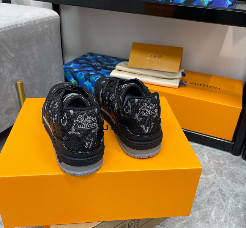 Louis Vuitton LV Trainer x Nigo
Denim Negro