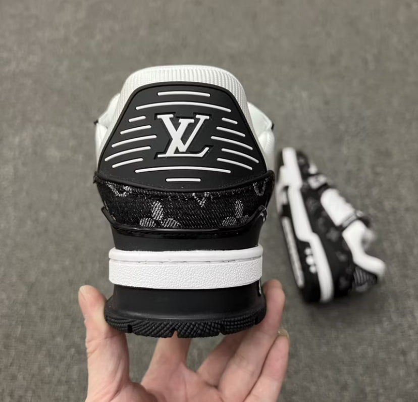Louis Vuitton LV Trainer en blanco y negro