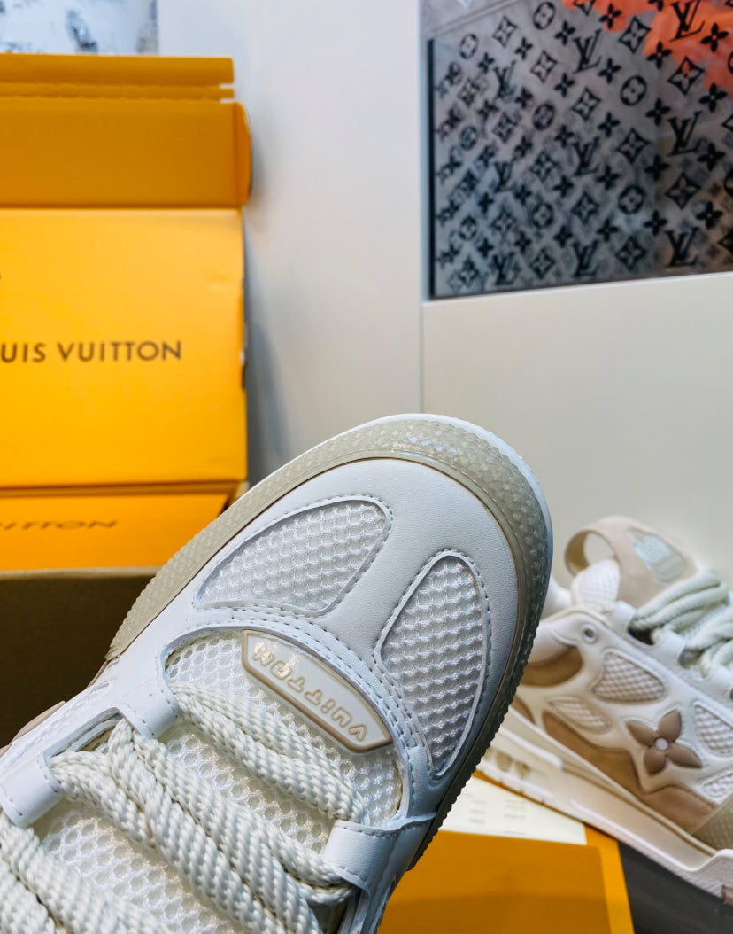 Louis Vuitton LV Skate Sneaker en beige y blanco