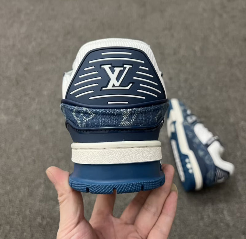 Louis Vuitton LV Trainer Monogram en denim, blanco y azul