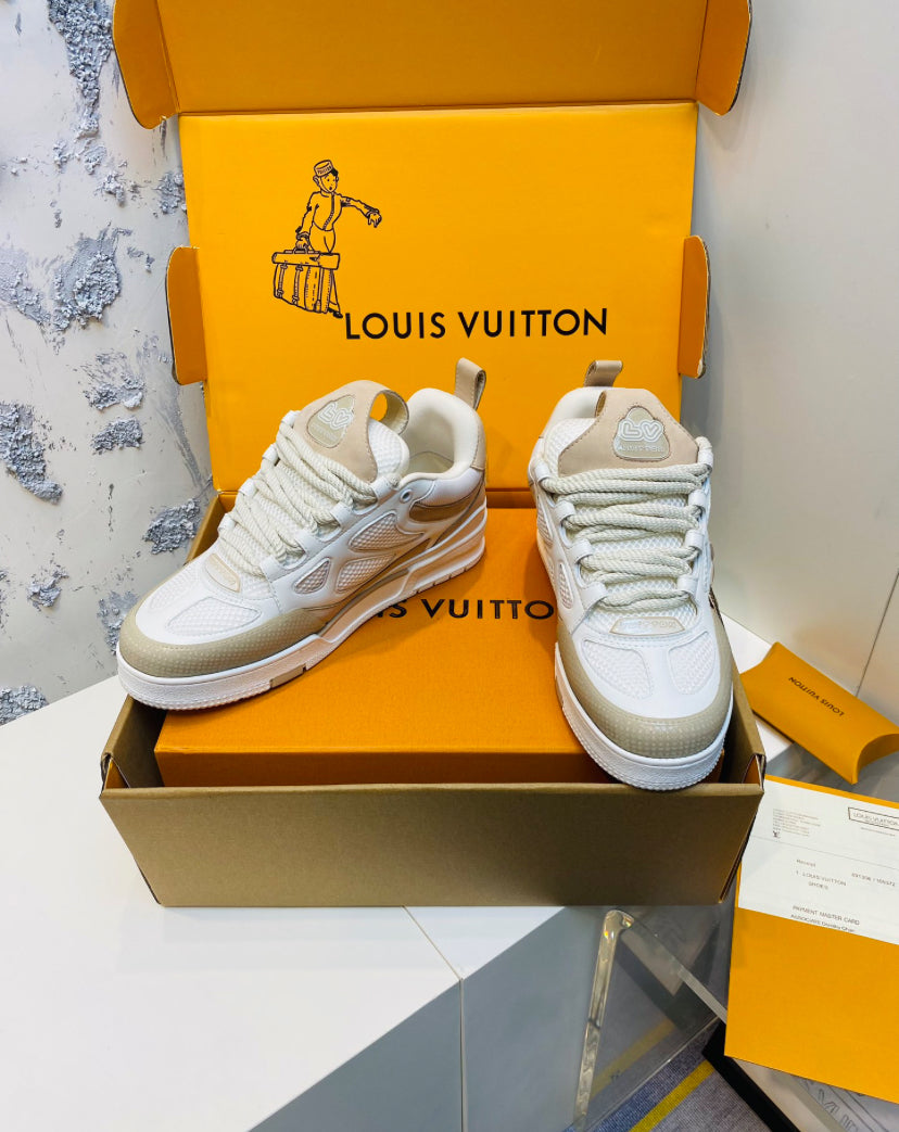 Louis Vuitton LV Skate Sneaker en beige y blanco