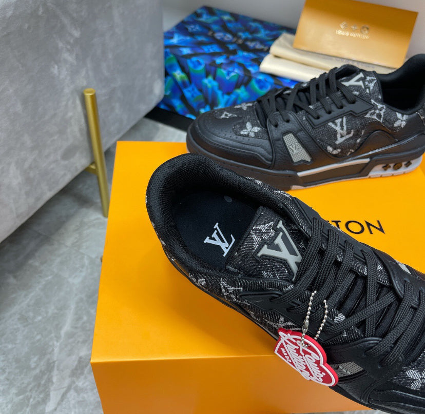 Louis Vuitton LV Trainer x Nigo
Denim Negro