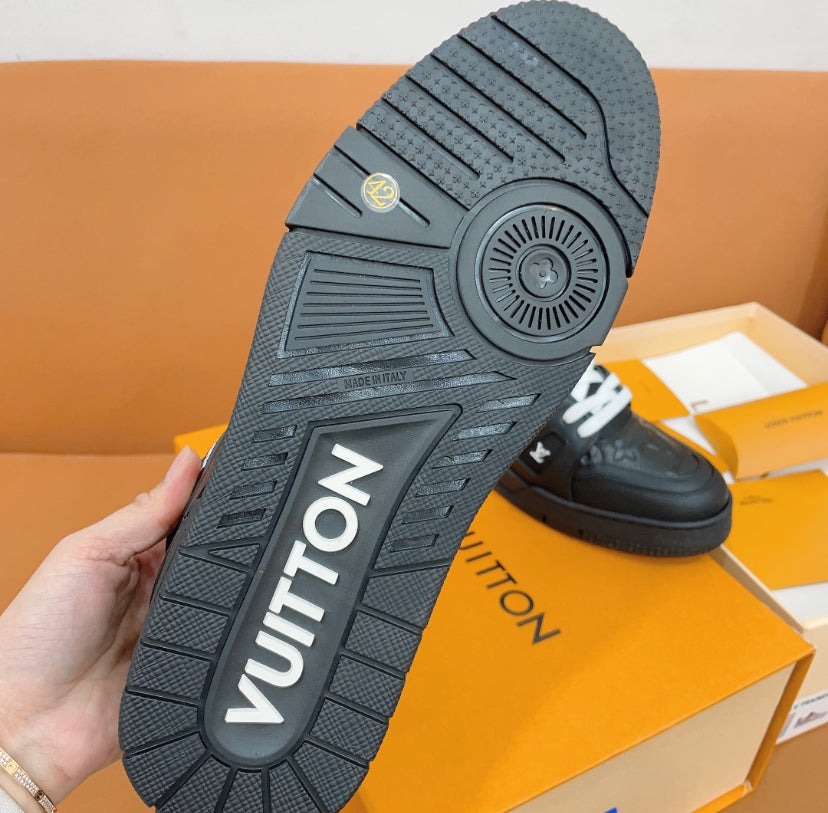 Louis Vuitton Trainer Black con monograma en relieve