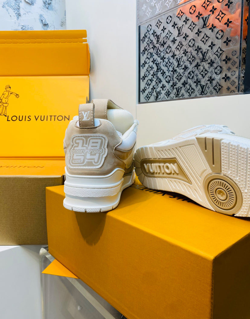 Louis Vuitton LV Skate Sneaker en beige y blanco