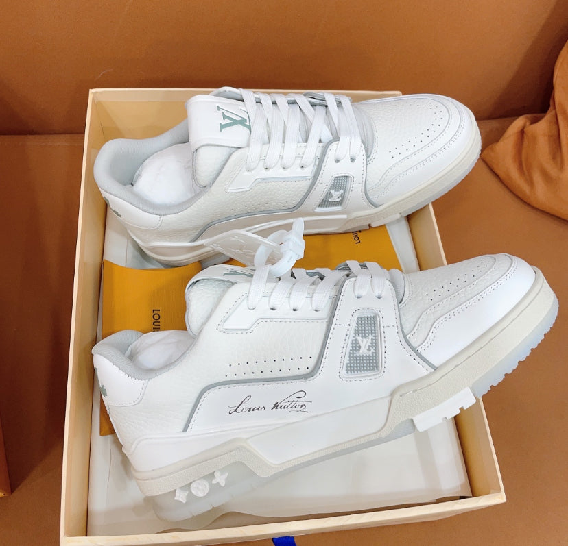 Louis Vuitton Zapatillas Blanco
Gris Signature