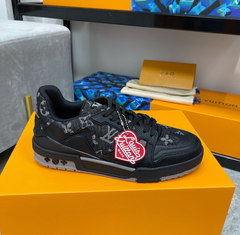 Louis Vuitton LV Trainer x Nigo
Denim Negro