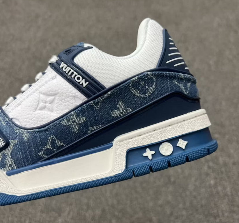 Louis Vuitton LV Trainer Monogram en denim, blanco y azul