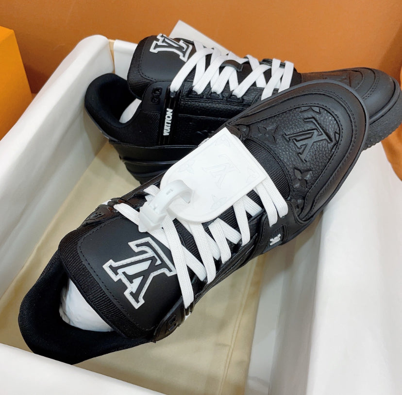 Louis Vuitton Trainer Black con monograma en relieve