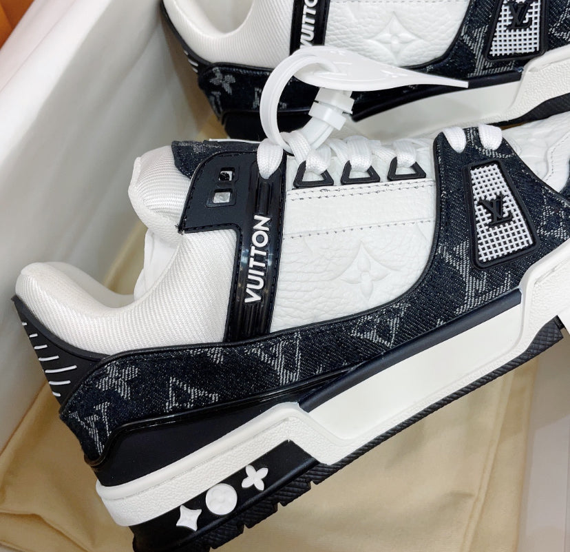 Louis Vuitton LV Trainer en blanco y negro