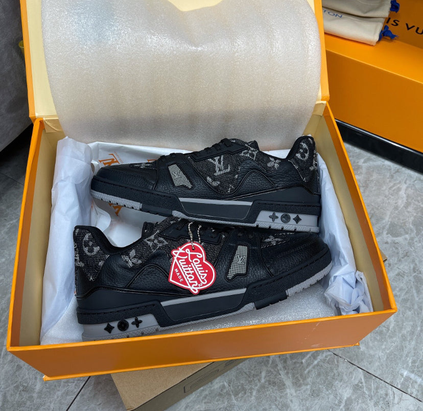Louis Vuitton LV Trainer x Nigo
Denim Negro