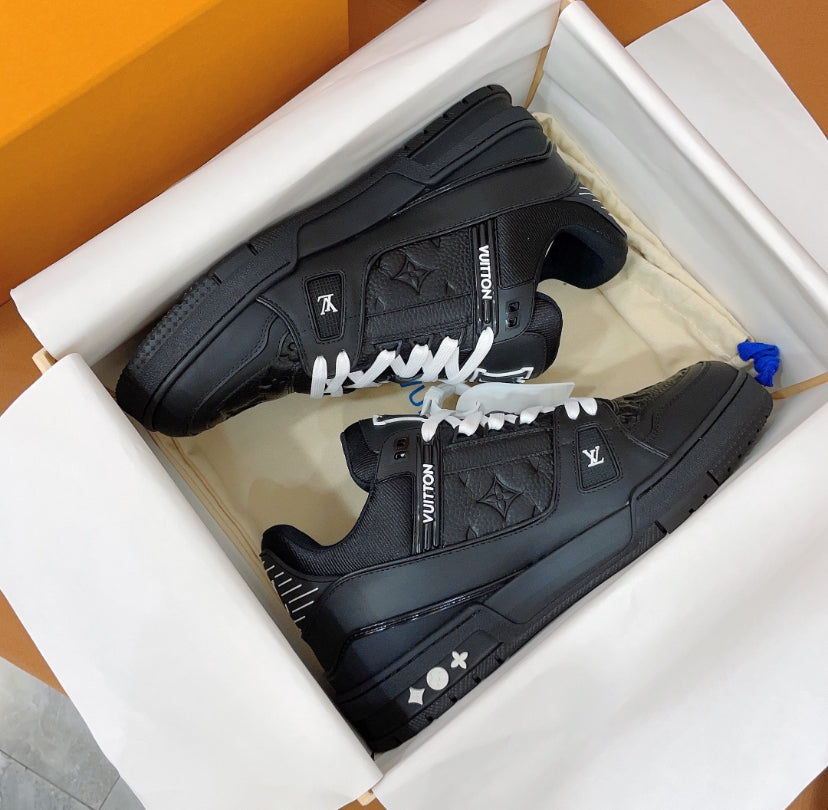 Louis Vuitton Trainer Black con monograma en relieve