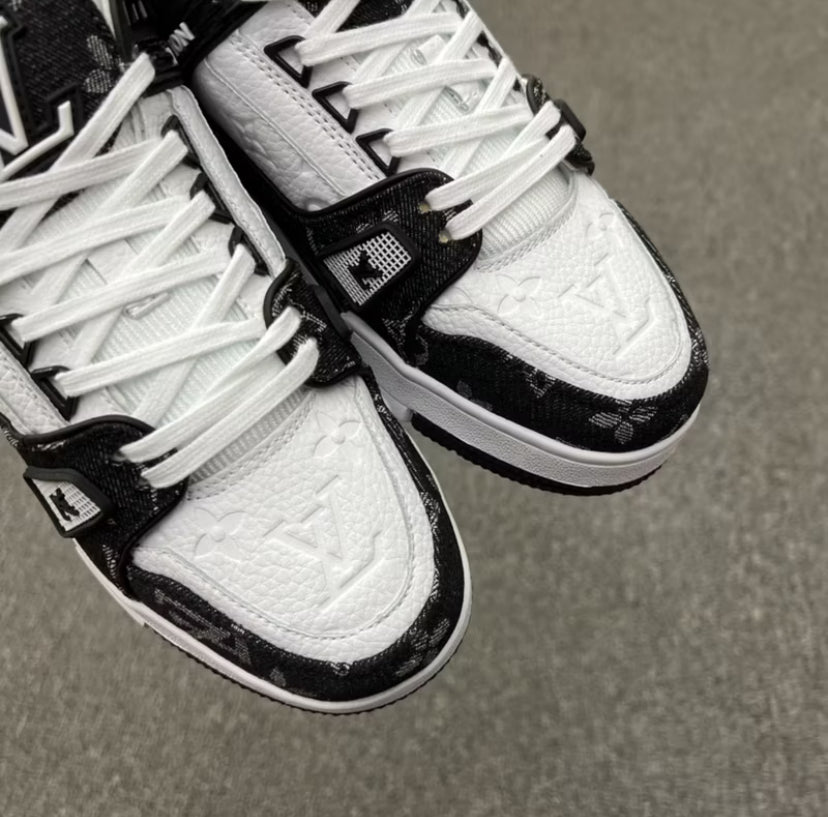 Louis Vuitton LV Trainer en blanco y negro