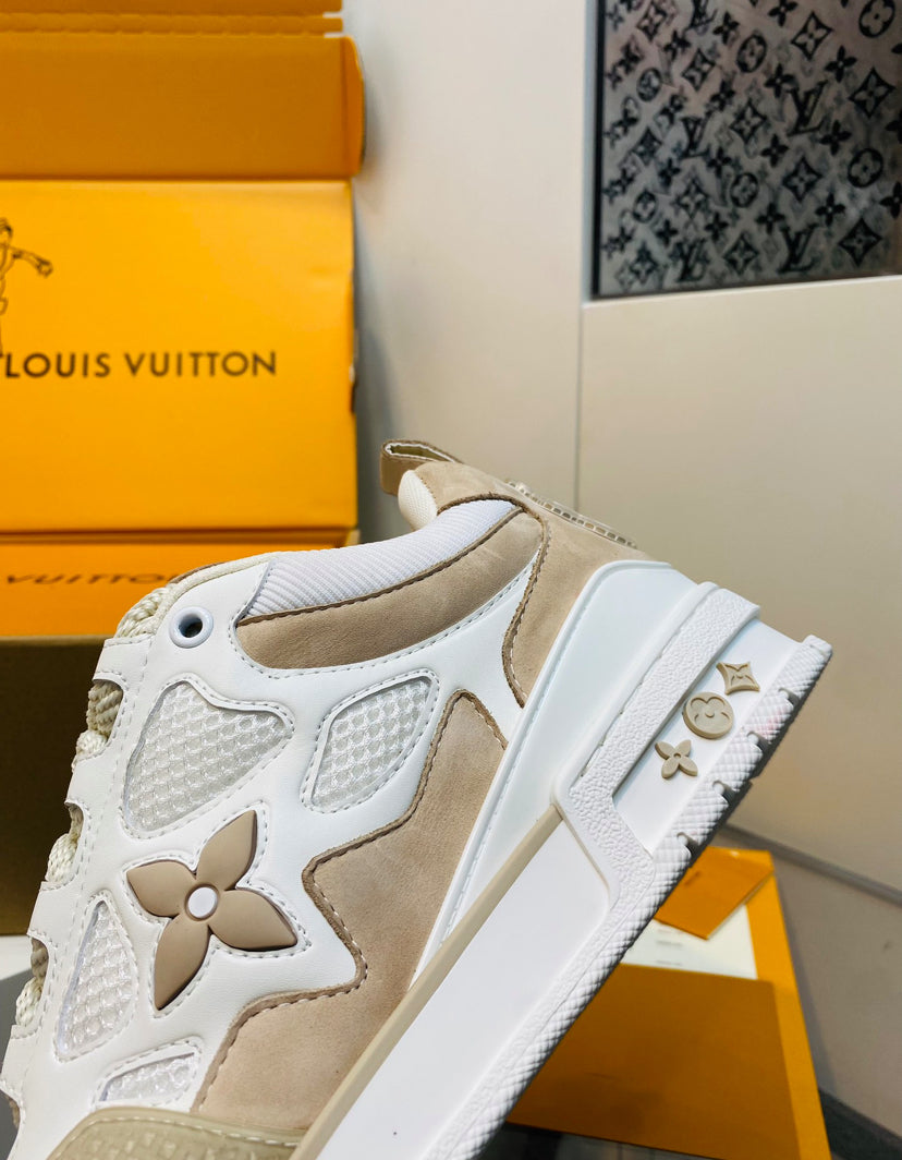 Louis Vuitton LV Skate Sneaker en beige y blanco
