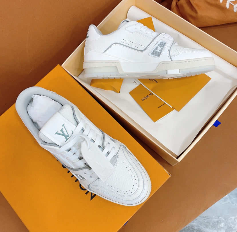 Louis Vuitton Zapatillas Blanco
Gris Signature