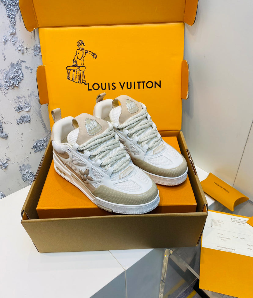 Louis Vuitton LV Skate Sneaker en beige y blanco
