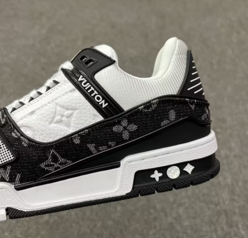 Louis Vuitton LV Trainer en blanco y negro