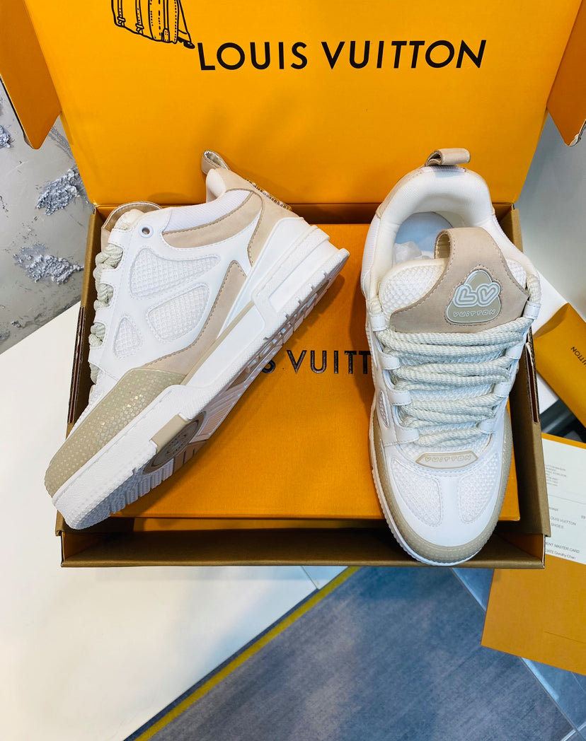 Louis Vuitton LV Skate Sneaker en beige y blanco
