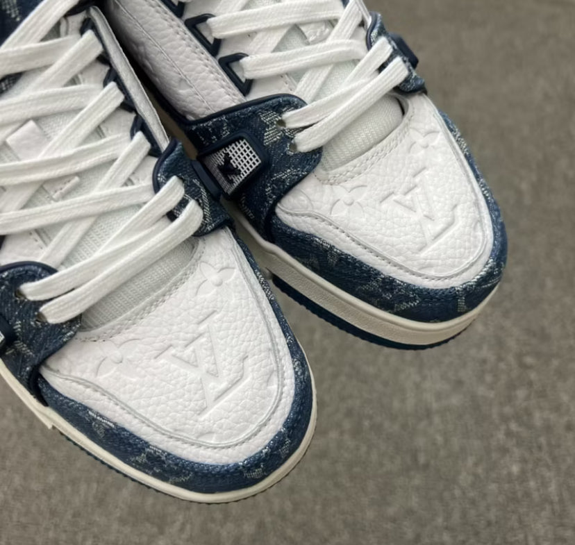 Louis Vuitton LV Trainer Monogram en denim, blanco y azul
