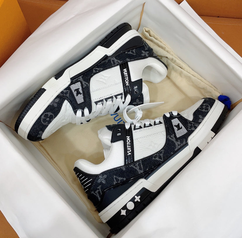 Louis Vuitton LV Trainer en blanco y negro