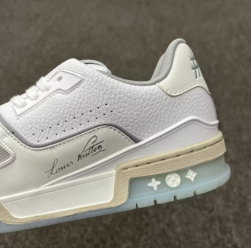 Louis Vuitton Zapatillas Blanco
Gris Signature