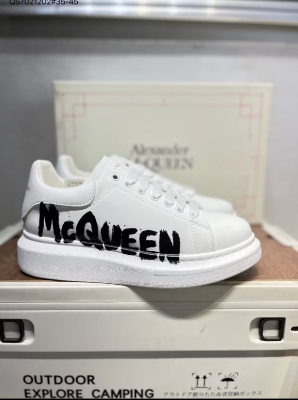 Alexander McQueen Graffiti de gran tamaño Blanco Negro