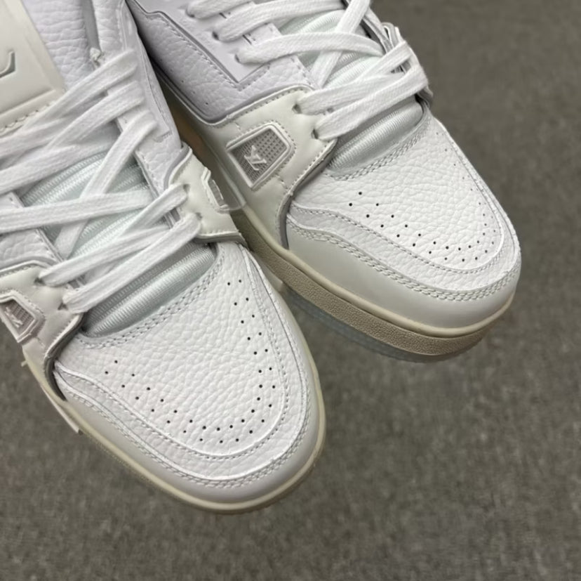 Louis Vuitton Zapatillas Blanco
Gris Signature